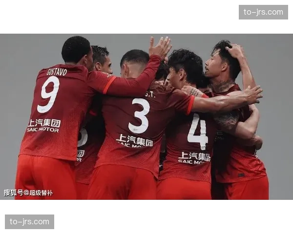 连云港队放弃3-4-3进攻阵型，改用四后卫收缩防守应对无锡边路冲击